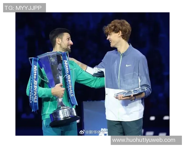 意大利国家队主帅斯帕莱蒂现场观赛ATP总决赛与冠军辛纳亲密合影 意大利国家队主帅斯帕莱蒂现场观赛ATP总决赛与冠军辛纳亲密合影