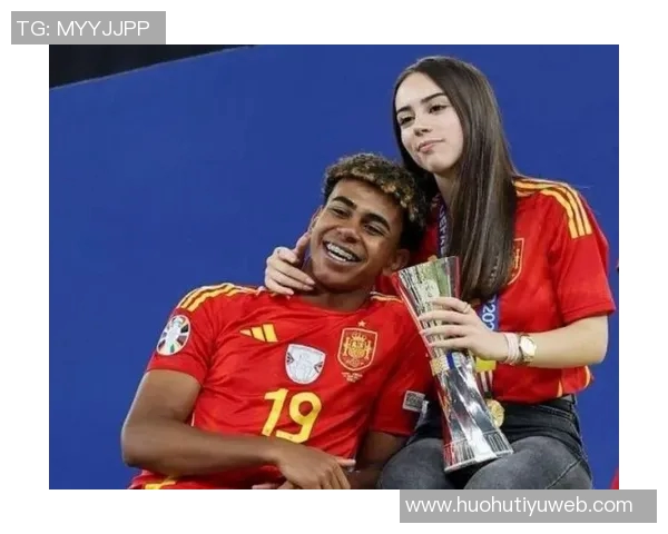 亚马尔与女友甜蜜热吻瞬间曝光眼中只映出彼此的爱意与幸福